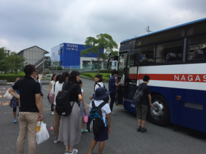 これからバスに乗り込んで、三菱重工長崎造船所見学です。