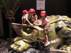恐竜と子供